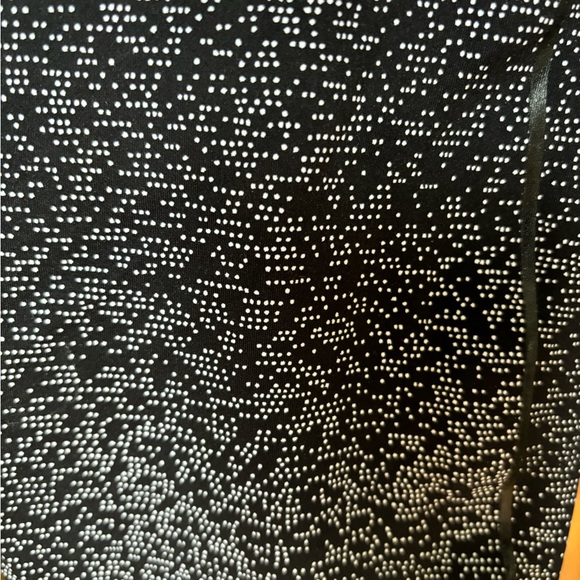 Women’s size US 6 Lululemon yoga pant to mid/shin, side pocket, and back zipper. - Picture 5 of 8